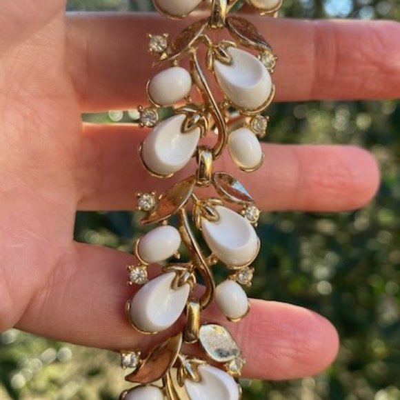 VTG CROWN TRIFARI White Thermoset Rhinestone Gold Leaf Link BRACELET - Picture 5 of 9